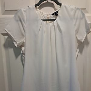 Beautiful pleated short sleeve RW&CO blouse in size small